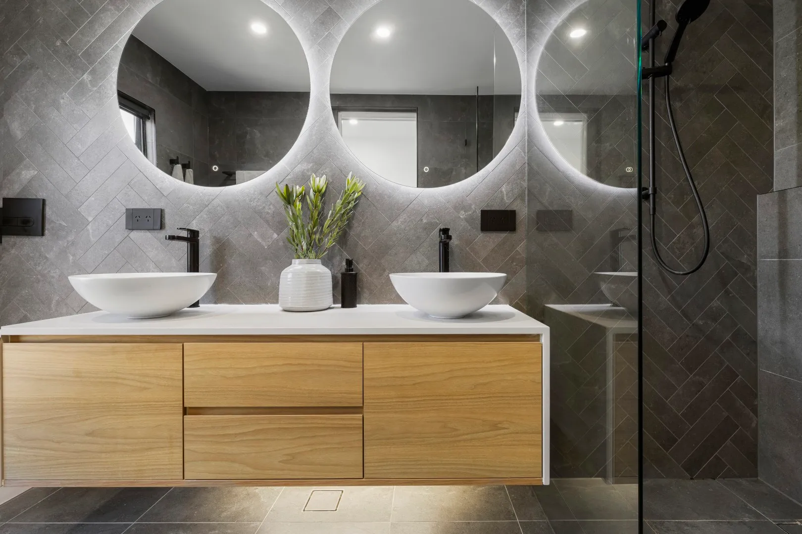 Ensuite with twin round mirrors